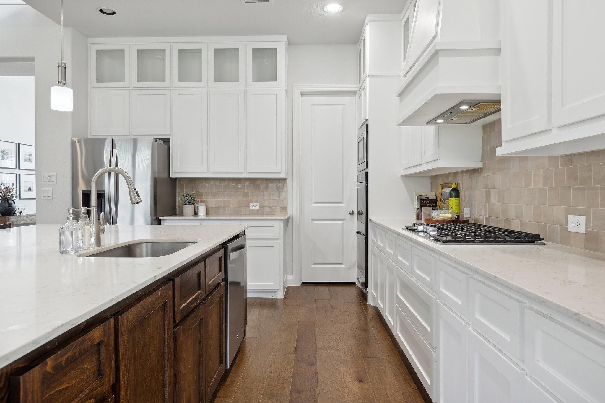 1021 Amber Knoll Kitchen Range and Sink