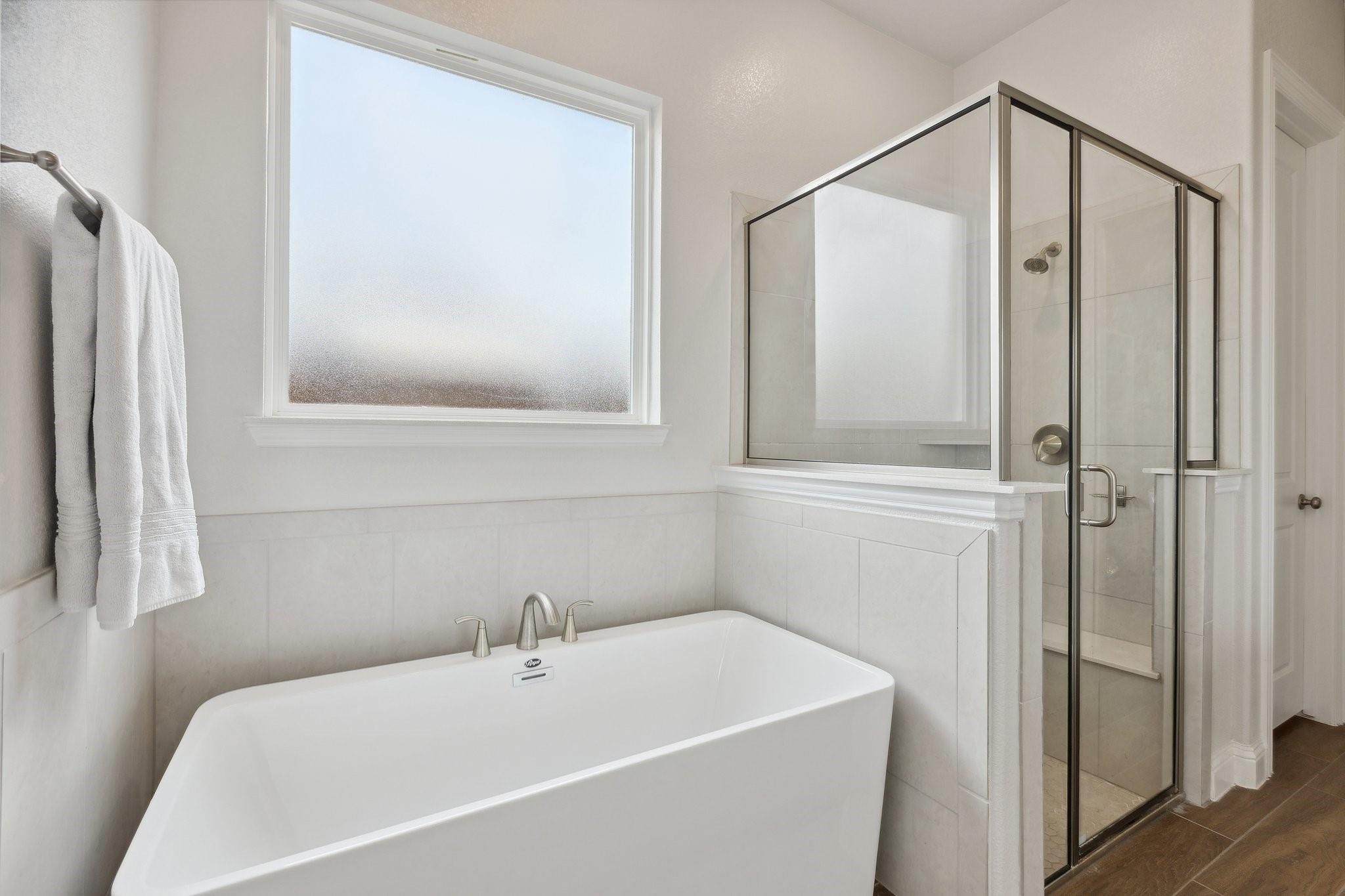 1021 Amber Knoll Soaking Tub